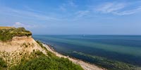  Blick von der Steilküste über die Ostsee, an einem milden sommerlichen Tag bei Dänisch-Nienhof – 2