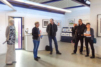 Marid Taubert von der Galerie Tobien begrüßt Besucher zur Eröffnung der Duografie-Ausstellung. (Foto: Tatjana Fast)