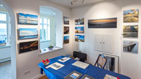 Ausstellung von Meeresbildern der Nordsee und Ostsee von Mario Reinstadler im Freya-Frahm-Haus in Laboe.