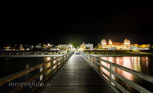  Die Seebrücke und das Panorama von Binz auf Rügen bei Nacht