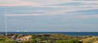  Blick über die Dünen bei Skagen auf einige am Horizont des dänischen Kattegats segelnden Windjammer