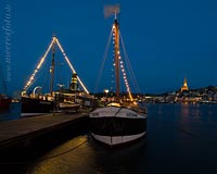  „Alexandra“ und „Gesine“ mit Lichterkette an einem Winterabend im Hafen von Flensburg