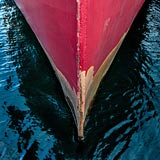  Roter t Roter, teils rostiger Bug eines Schiffes im Werft-Museums-Hafen von Flensburgeils rostiger Bug eines Schiffes im Werft-Museums-Hafen von Flensburg