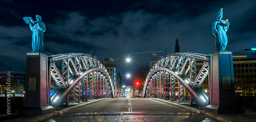 Die Brooksbrücke bei Nacht mit Blick in Richtung Hamburger Innenstadt