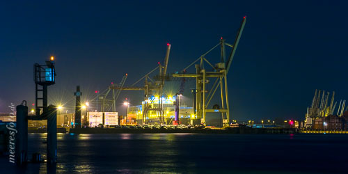 Die Lichter des Hansahafens und das Fahrwasser der Elbe im Hamburger Hafen