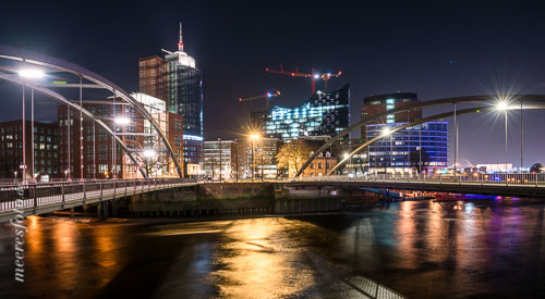  Die Niederbaumbrücke mit der Kehrwiederspitze, dem HTC und der Elbphilharmonie bei Nacht