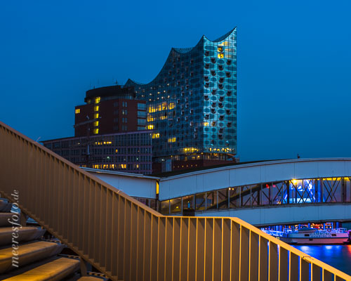  Elbphilharmonie mit Überseebrücke und Geländer bei Einbruch der Nacht im Hamburger Hafen