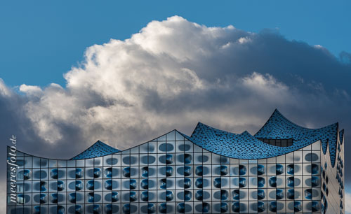 Das Dach der Elbphilharmonie und eine Cumuluswolke