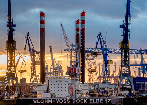  Blohm + Voss Dock Elbe 17 im Gegenlicht des Sonnenuntergangs