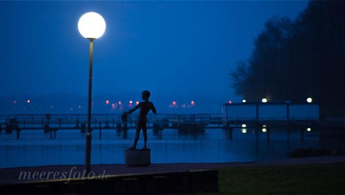  Der „Fischjunge“ und die Seebadeanstalt zur Blauen Stunde am Ostseeufer von Altheikendorf
