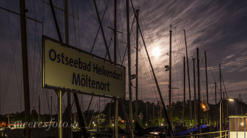 Der Fähranleger im Hafen von Heikendorf im Mondschein bei Nacht