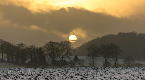 Ein winterlicher Sonnenuntergang in der Probstei im Hinterland von Heikendorf