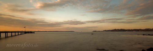  Blick über die Heikendorfer Bucht in Richtung Kieler Aussenförde nach einem Sonnenuntergang im Frühjahr