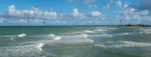 Ein wunderschöner Himmel und ein frischer Wind lockt die Kitesurfer vor Heiligenhafen auf die Ostsee