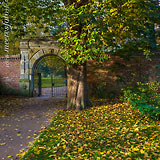  Ein Eingang zum Schlosspark der Nordseestadt Husum im Herbst