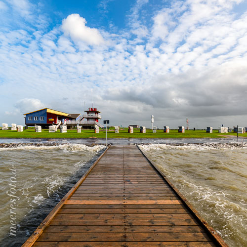 Ein kräftiger Sturm drückt das Wasser der Nordsee gegen das Ufer am Dockkoog
