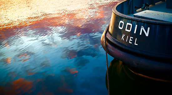  Der Hafenschlepper „Odin“ in der Kieler Hörn im sommerlichen Sonnenuntergang