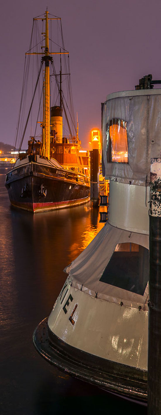Das Dampfschiff Bussard und das Salonschiff „MS Stadt Kiel“ an der Museumsbrücke im Hafen von Kiel