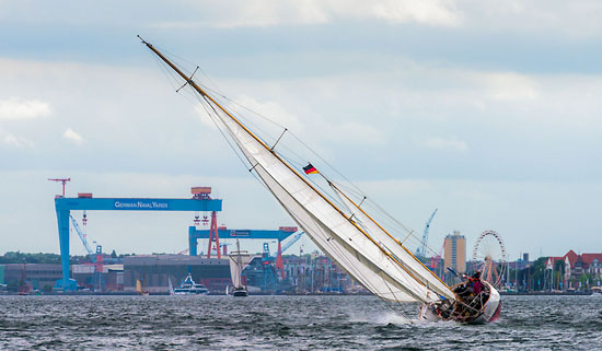 Eine Classics Segeljacht liegt hart am Wind während der EInfahrt in die Kieler Innenförde