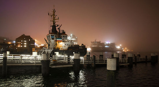 Der Kieler Hafen im abendlichen Nebel.