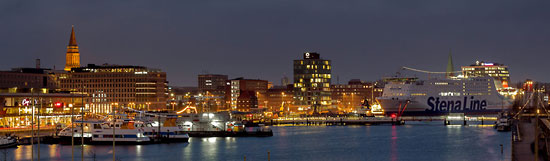 Der Hafen von Kiel mit Skandinavienfähre und Rathaus in den vorweihnachtlichen Lichtern des späten Abends