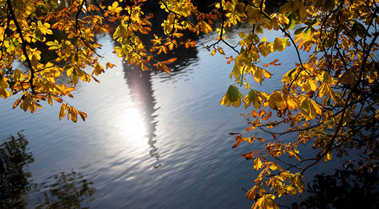 Reflexion des Kieler Rathauses auf der Wasserfläche des Kleinen Kiels im Herbst