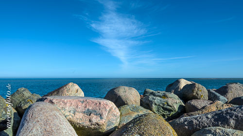 Blick über eine Steinbuhne bei Laboe auf die Ostsee der Kieler Aussenförde