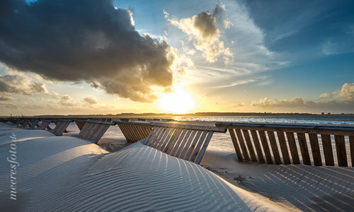  Sonnenuntergang und Sandretter am Strand von Laboe an der Kieler Förde