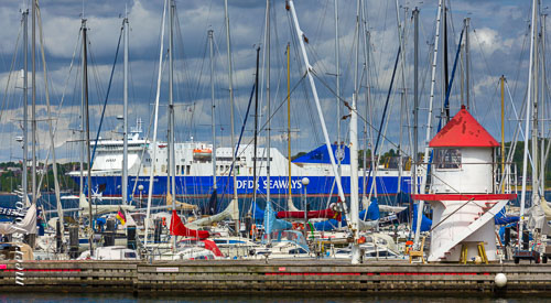  Der Sportboothafen Mönkeberg und eine große Skandinavienfähre auf der Kieler Förde