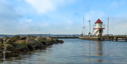  Das Hafenmeisterhäuschen und eine Steinbuhne am Ostseeufer in Mönkeberg
