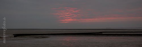 Einbruch der Nacht über dem Nordfriesischen Wattenmeer und das letzte Abendrot in den Wolken