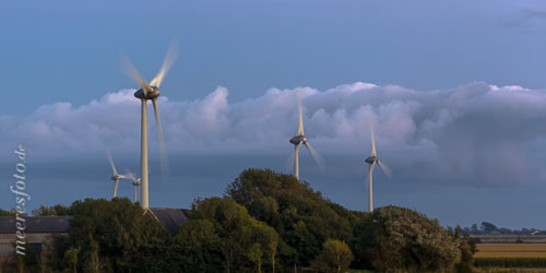 Windkrafträder im letzten Abendlicht am Holmer Siel auf Nordstrand