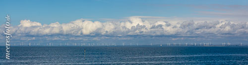Windpark vor der Nordfriesischen Küste bei Nordstrand unter Cumuluswolken