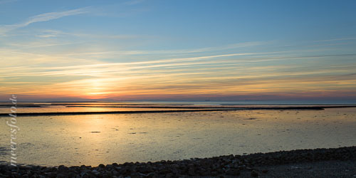 Steinbuhne und Lahnungen beim Elisabeth-Sophien-Koog auf Nordstrand im Sonnenuntergang