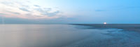 Der nördliche Strand von  Sankt Peter-Ording und das Licht von Westerheversand zur Blauen Stunde an einem Sommerabend