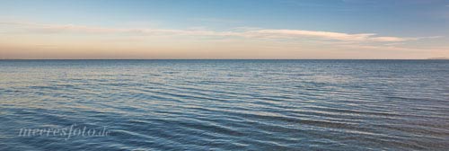 Der Horizont der Ostsee vor Scharbeutz im Licht der untergehenden Sonne