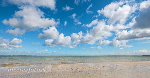 Cumuluswolken ziehen an einem sonnigen Tag über die Ostsee und den Strand bei Scharbeutz 2