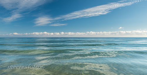 Glänzende und teilweise transparente Ostseewellen an einem sonnigen Tag vor dem Sehlendorfer Strand