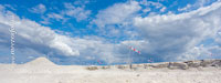  Sandvorspülung auf Sylt mit dramatischen Wolken und Markierungsfahnen im Nordseewind