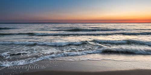 Wellen brechen sich zur Morgenröte am Timmendorfer Strand