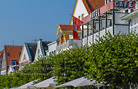 Hausfassaden und Sonnenschirme an einem milden Sommertag in Travemünde