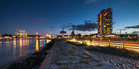 Die „Skyline“ von Travemünde mit dem Großsegler Passat und dem Hotel Maritim in einer Nacht im Hochsommer
