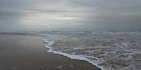  »Wellenlinie am Ufer vor der Westküste von Amrum« DETAIL: Eine einzelne, gestreckte Welle erobert den flachen Uferbereich.