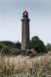  TITEL: Leuchtturm Neuland und Dünengras bei Behrensdorf DETAIL: Auf diesem Bild liegt der Behrensdorfer Leuchtturm in der Unschärfe hinter dem, sich im Winde wiegendem Dünengras. ORT: Ostsee, Hohwachter Bucht, Behrensdorf.