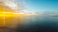  TITEL: Horizont bei Sonnenuntergang vor Dazendorf DETAIL: Blick auf den Horizont von der Steilküste bei Dazendorf. Die Wasseroberfläche der Ostsee spiegelt den Sonnenuntergang in seiner Farbenpracht. ORT: Ostsee, Kieler Bucht, Hohwachter Bucht, Dazendorf.