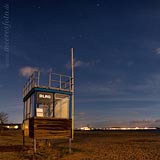  TITEL: »DLRG-Wachturm am Strand von Eckernförde unter dem nächtlichen Sternenhimmel« ORT: Ostsee, Eckernförder Bucht, Eckernförde, Südstrand.