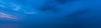  Der Fehmarnsund mit dem Leuchtturm Flügge zur Blauen Stunde –  DETAIL: Dieses Ostsee-Panoramafoto zeigt einen Blick über den Fehmarnsund, am späten Abend. Es zeigt den Leuchtturm von Flügge auf der Südwest-Spitze der Insel Fehmarn.