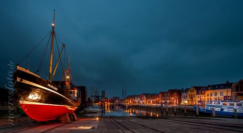 Tonnenleger Hildegard an einem frühen Sommermorgen auf der alten Werft im Binnenhafen von Husum