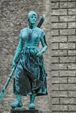  »Tine vor den Mauern der St. Marien Kirche in Husum« DETAIL: Das Asmussen-Woldsen-Denkmal stellt eine junge Fischersfrau mit Holzschuhen dar und wurde von dem in Husum geborenen Bildhauer Adolf Brütt geschaffen.
