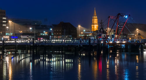  Eis-Nacht an der Kieler Hörn –  DETAIL: Die vereiste Hörn bei Nacht mit der Hörnbrücke, im Hintergrund das Rathaus von Kiel.